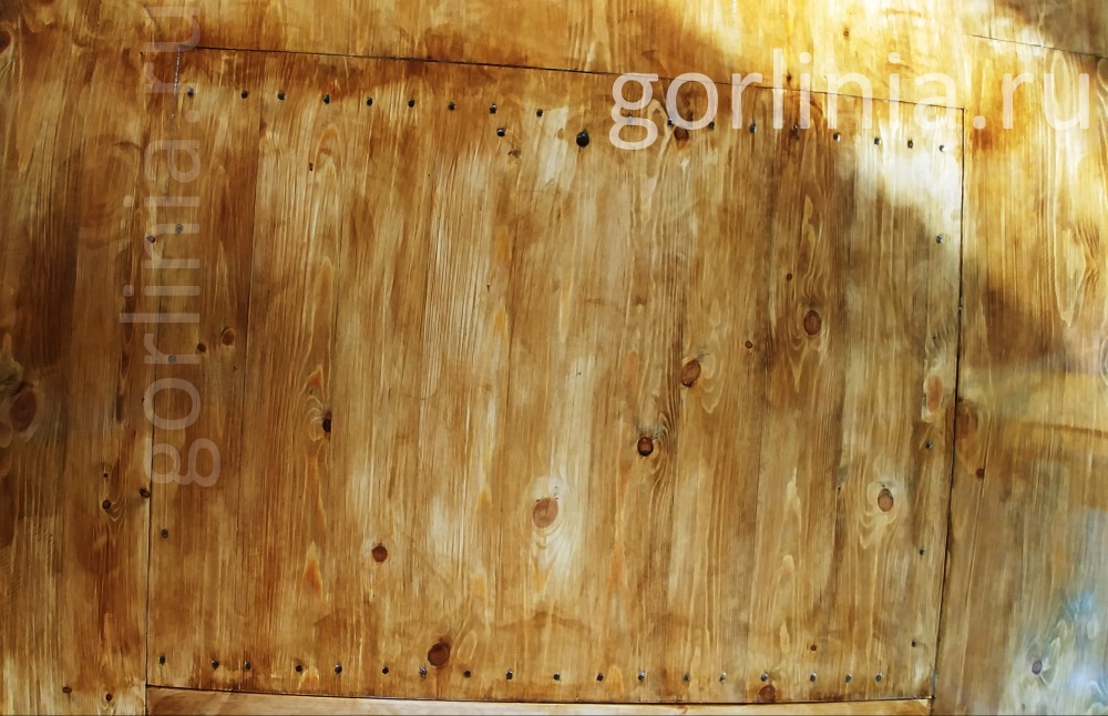 Люк с подвал с крышкой из доски в закрытом положении