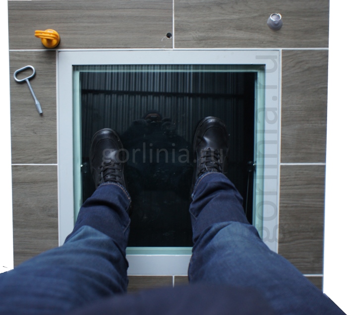 Нагрузка на стекло дверцы Демонстрируем грузоподъемность стеклянной крышки напольного люка для погреба